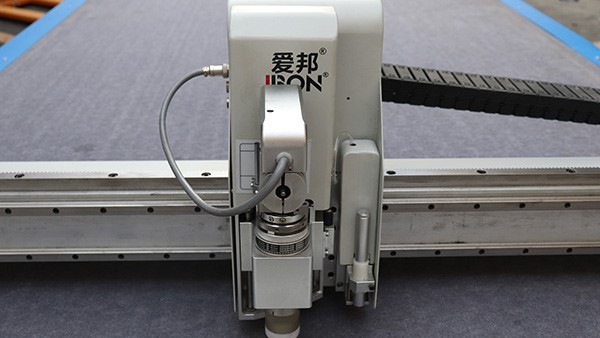 全自動(dòng)顆粒絨羊剪絨面料裁剪機(jī)