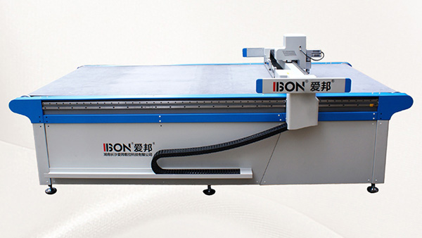 裁皮使用真皮切割機(jī)，省時(shí)省人工