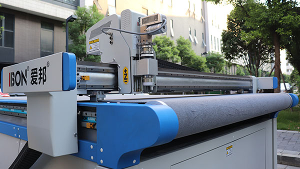 全自動服裝裁剪機(jī)