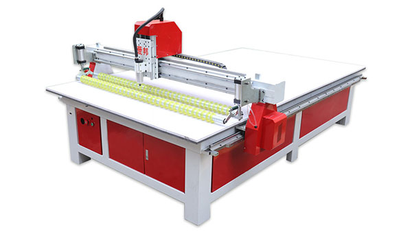 旋轉(zhuǎn)刀汽車腳墊下料機